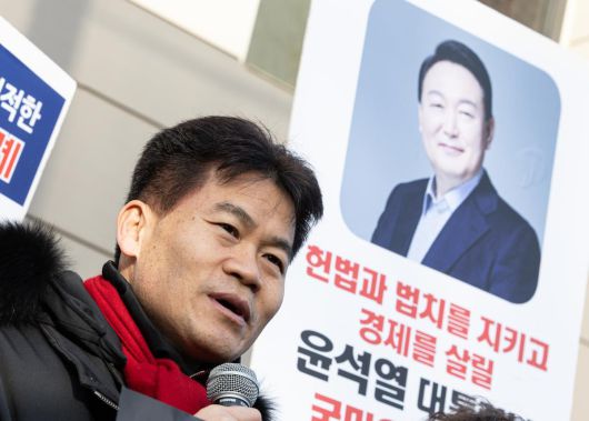 한국사 강사 전한길 씨가 지난 3월 26일 오전 서울 종로구 헌법재판소 앞에서 역사를 사랑하는 모임·다음세대부흥을 위한 청년연합회가 주최한 탄핵 반대 기자회견에 잠시 참석해 발언하고 있다. 뉴스1