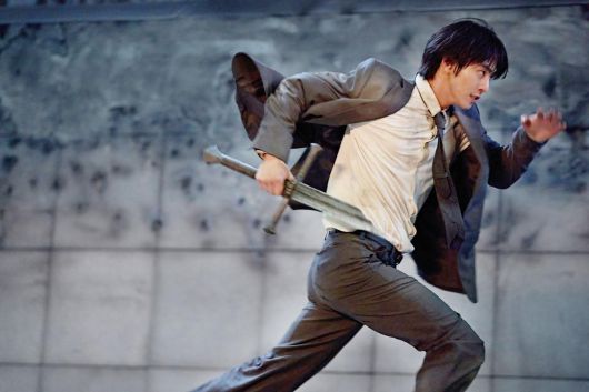 영화 ‘전지적 독자 시점’은 평범한 직장인이던 ‘김독자’(안효섭)가 읽던 웹소설이 갑자기 현실로 바뀌면서 벌어지는 일을 다뤘다. ‘한국형 판타지 액션 블록버스터’란 장르에 걸맞게 시원시원한 사건 전개와 액션이 눈에 띈다. 롯데엔터테인먼트 제공