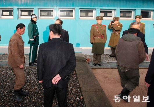 2009년 구조된 북한 주민들이 판문점을 통해 고향으로 돌아가고 있다. 이들은 발견 당시 입었던 엉덩이가 꿰진 바지와 소금에 쩌든 작업복을 그대로 입고 가겠다고 고집했다. 동아일보 DB