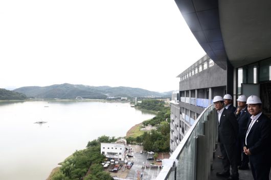 사진 자료 / 김민석 국무총리가 15일 경주 APEC 숙소 점검을 진행하고 있다. (총리실 자료 제공)