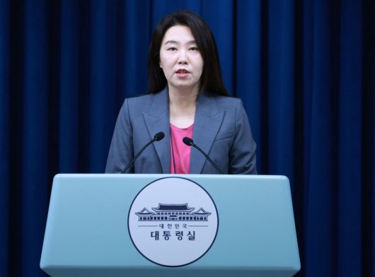 강유정 대변인이 17일 서울 용산 대통령실 청사에서 국가적 참사 유가족 경청행사 관련 브리핑을 하고 있다. 2025.07.17. 뉴시스