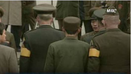 북한군 정광선이 1996년 11월 판문점을 통해 북한으로 돌아가는 모습. MBC 캡처