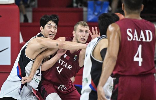 알렌 하지베고비치(211cm·오른쪽)와의 골밑 싸움에서 밀리지 않은 여준석. 대한민국농구협회 제공