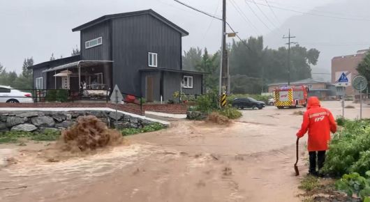 17일 창녕군 부곡면 한 아파트 앞 도랑에 넘치고 있는 물. 경남소방본부 제공
