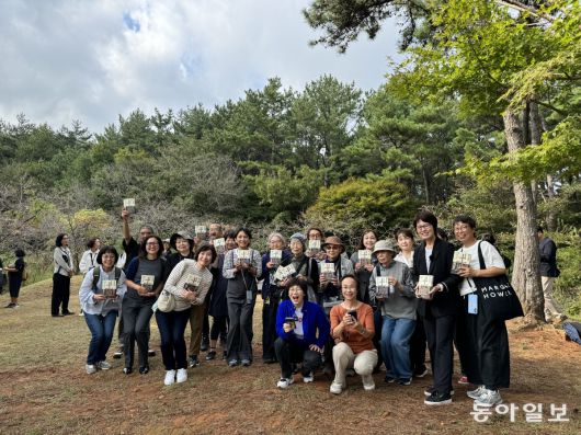 김 대표는 지난해 ‘토지’ 일본 독자들과 함께 경남 통영 박경리 작가의 묘지를 찾아 참배했다. 통영=김소민 기자 somin@donga.com