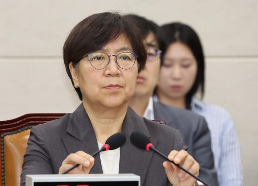 정은경 보건복지부 장관 후보자가 18일 서울 여의도 국회 보건복지위원회에서 열린 인사청문회에서 마이크를 고쳐잡고 있다. 2025.07.18. 뉴시스