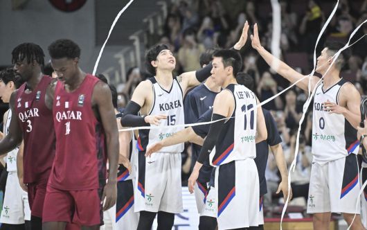 대표팀 주장 김종규(가운데)가 승리 후 동료들과 하이파이브를 하고있다.  대한민국농구협회 제공