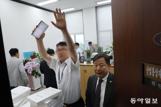 18일 채상병 특검이 국민의힘 이철규의원 국회 본청 산업통상자원중소벤처기업위원장실에 대해 압수수색을 실시하고있다. 이 의원이 특검관계자들이 위원장실에 도착한 가운데 사무실을 나오고 있다. 이훈구 기자 ufo@donga.com