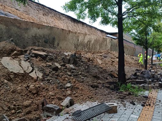지난 16일 오후 경기 오산시 가장교차로 고가도로 옹벽이 무너져 소방관들이 매몰된 차량 구조작업을 하고 있다. (경기도소방재난본부 제공) 뉴스1
