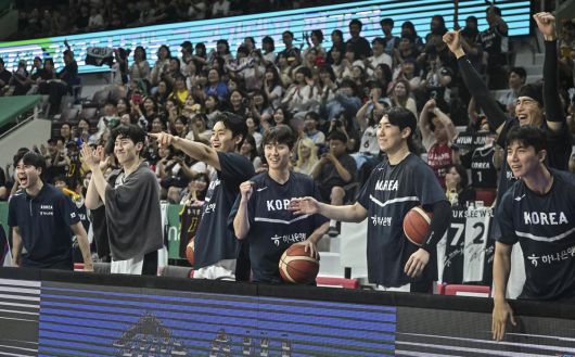 한국의 득점에 벤치에 있던 선수들도 모두 일어나 환호하는 모습. 대한민국농구협회 제공.