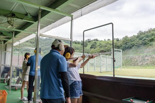 대구 사격장을 찾은 방문객이 클레이 사격을 체험하고 있다. 대구 북구 제공