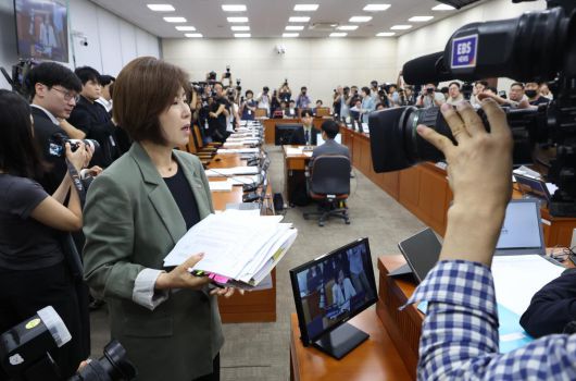 김미애 복지위 국민의힘 간사가 18일 서울 여의도 국회 보건복지위원회에서 열린 정은경 보건복지부 장관 후보자 인사청문회에서 자료요청 관련 항의를 하고 있다. 2025.07.18. 뉴시스