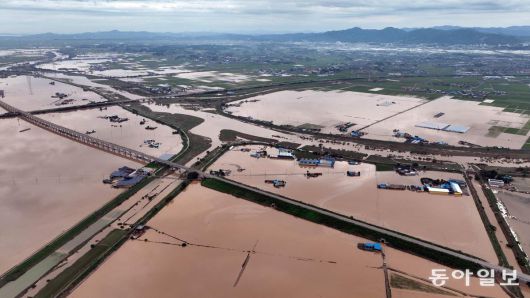 18일 오후 침수 피해가 발생한 충남 예산군 일대가 물이 빠지기 시작하면서 논이 제 색깔을 찾아가고 있다. 양회성 기자 yohan@donga.com