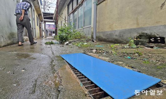 18일 충남 당진시 전통시장 통로에 있는 배수구가 플라스틱판으로 막혀 있다. 근처 상인들은 “여름철 하수구 냄새 때문에 덮는 경우가 있다”라고 했다. 당진=김태영 기자 live@donga.com
