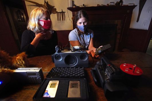 댄 리베라, 미국 초자연 현상 연구 단체 NESPR 수석 연구원이 “Devils on the Run” 투어 마지막 공연 후 몇 시간 만에 의식 불명 상태로 발견됐다. 구조대의 심폐소생술 시도에도 끝내 숨졌다. 애나벨 인형은 1970년 실제 사건을 바탕으로 한 2013년 영화 ‘컨저링’의 모티브다. (사진=게티이미지)