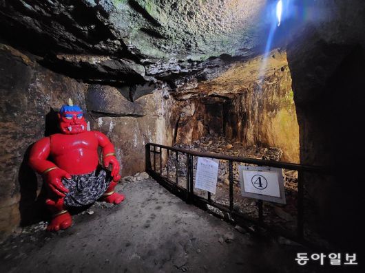 도깨비 설화를 품은 섬 메기지마의 오니가시마 대동굴. 도깨비 조형물 옆에 가가와현 중학생 3000명이 만든 ‘도깨비 기와 프로젝트2’가 전시돼 있다.