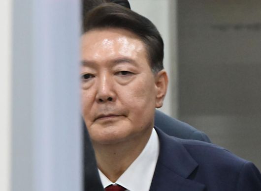 윤석열 전 대통령이 9일 서울 서초구 서울중앙지법에서 열린 직권남용 등 혐의 영장실질심사(구속 전 피의자 심문)를 마친 뒤 대기 장소인 서울구치소로 이동하기 위해 법원을 나서고 있다.   12·3 비상계엄 사태의 ‘정점’으로 조은석 특별검사가 이끄는 내란 특검팀에 구속영장이 청구된 윤 전 대통령은 지난 1월 18일 내란우두머리 등 혐의 영장실질심사를 받은 지 172일 만에 재구속 기로에 서게 됐다. 2025.07.09. 사진공동취재단