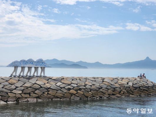 세토 내해 오기지마 제방에 설치된 야마구치 케이스케의 ‘걷는 방주’. 세토우치 예술제의 상설 전시작으로 노아의 방주에서 착상을 얻었다.