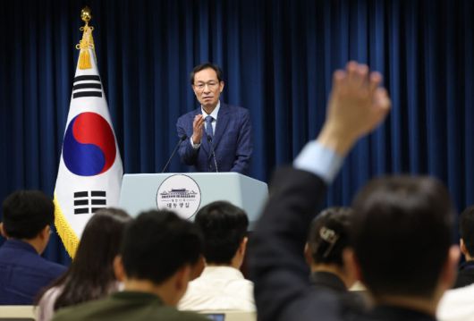 우상호 대통령실 정무수석이 20일 서울 용산구 대통령실청사에서 이재명 대통령의 이진숙 교육부장관 후보자의 지명 철회를 밝힌 후 질문을 받고 있다. 2025.7.20. 대통령실사진기자단