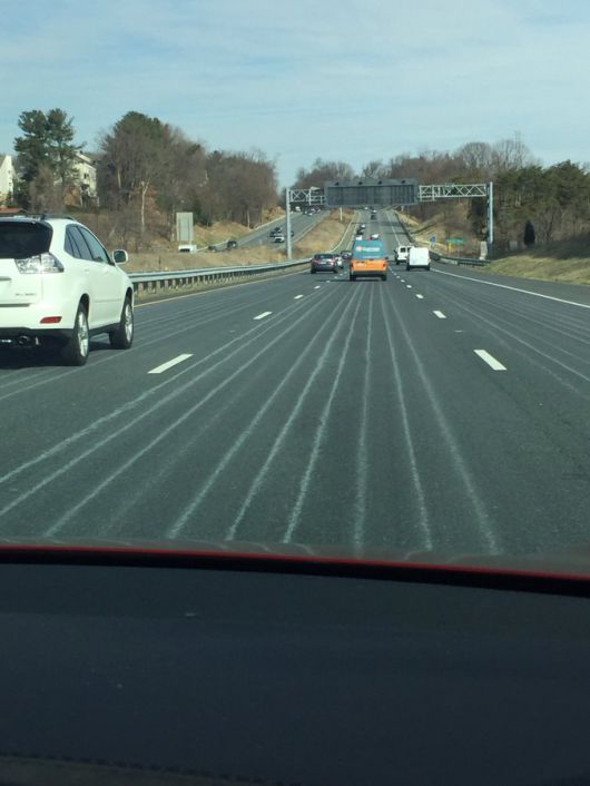 미국 고속도로에 눈이 올 경우에 대비해 뿌린 소금으로 인해 생긴 선.  테슬라의 자율주행 시험에서 차가 차선과 소금선을 구별하지 못해 혼돈을 일으켰다.