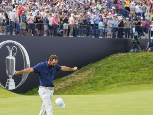 스코티 셰플러가 21일 영국 북아일랜드 로열 포트러시 골프클럽에서 끝난 미국프로골프(PGA)투어 메이저대회 디오픈 챔피언십에서 최종 합계 17언더파 267타로 우승한 뒤 모자를 벗어 던지며 기뻐하고 있다. 포트러시=AP 뉴시스