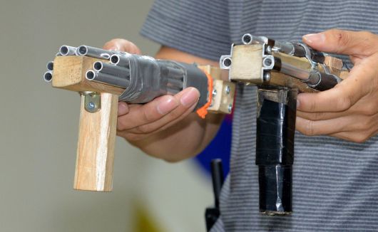 2016년 ‘오패산터널 총격’ 사건에서 사용된 사제 총기를 수사관이 공개하고 있다. 당시 범인도 유튜브를 통해 해당 총기 제작방법을 익힌 것으로 알려졌다. 뉴스1