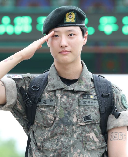 가수 우즈(WOODZ, 본명 조승연)가 21일 오전 서울 노원구 육군사관학교에서 전역식을 마친 뒤 전역인사를 하고 있다. 2025.7.21 뉴스1