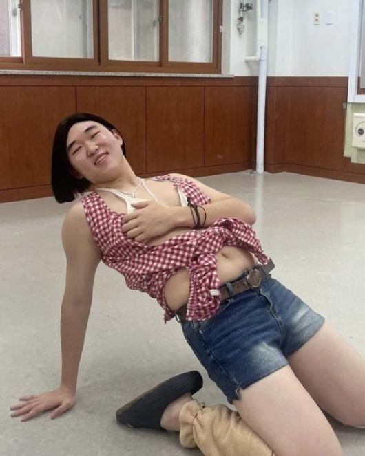 가수 권은비를 패러디한 의정부고 학생. 의정부고 학생자치회 인스타그램.