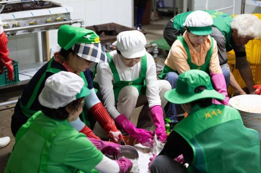 김혜경 여사가 24일 경기 가평군 백둔리 수해현장을 찾아 수재민을 위로하고 자원봉사자들과 봉사활동을 하고 있다. 대통령실 제공