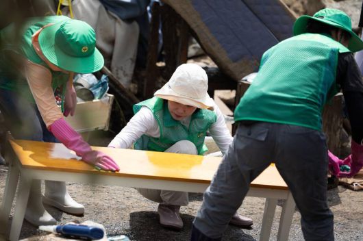 김혜경 여사가 24일 경기 가평군 백둔리 수해현장을 찾아 수재민을 위로하고 자원봉사자들과 봉사활동을 하고 있다. 대통령실 제공