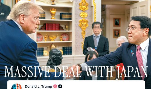 도널드 트럼프 미국 대통령(왼쪽)이 22일(현지 시간) 워싱턴 백악관에서 아카자와 료세이 일본 경제재생상과 양국 무역협상을 타결한 후 악수하고 있다. 백악관은 X에 이 사진을 게재하며 ‘일본과 대규모 협상(Massive Deal with Japan)’ 문구를 달아 트럼프 대통령의 치적이라는 점을 부각시켰다. 사진 출처 백악관 ‘X’