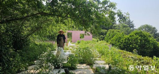 섬이정원을 가꾼 차명호 대표. 남해=김선미 기자 kimsunmi@donga.com