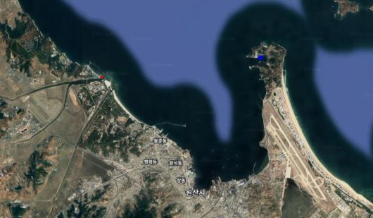 구글어스로 본 원산 전경. 빨간 점이  김정은의 특각 선착장이고, 파란 점이 갈마반도 요트 선착장이다. 구글어스 캡처.