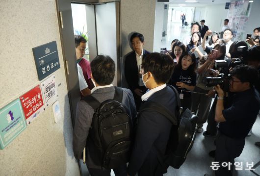 25일 특검 수사관들은 서울 여의도에 있는 김선교 국민의힘 의원실도 압수수색했다. 김 의원은 김건희 여사 일가의 경기 양평 공흥지구 개발사업 특혜 의혹이 불거졌을 당시 양평군수로 재직했다. 장승윤 기자 tomato99@donga.com