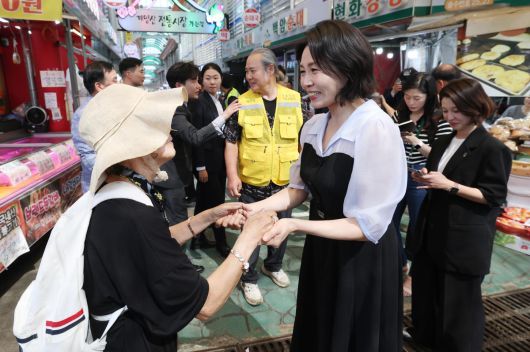 이재명 대통령 부인 김혜경 여사가 25일 인천 계양산전통시장을 방문해 시민과 인사하고 있다. 2025.07.25. 뉴시스