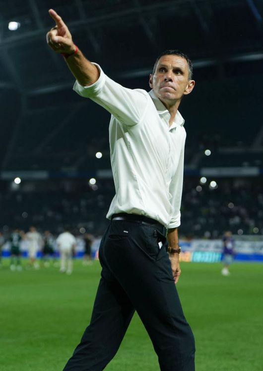 올 시즌을 앞두고 프로축구 K리그1(1부) 전북의 지휘봉을 잡은 거스 포옛 감독은 강력한 ‘롱볼 축구’를 바탕으로 팀을 리그 선두로 이끌고 있다. 사진은 포옛 감독이 지난달 17일 열린 수원FC와의 2025시즌 19라운드 안방경기에서 3-2로 이긴 뒤 승리 세리머니를 하는 모습. 전북 제공