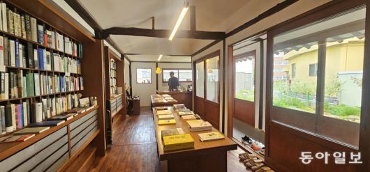 남해의 한옥카페 겸 독립서점인 ‘흙기와’.