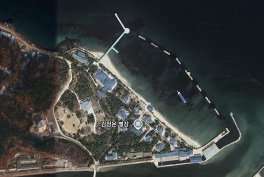 김정은의 원산 특각 위성사진. 수많은 호화주택이 있고, 앞바다엔 80m 길이의 수영요트가 있다.  구글어스 캡처.