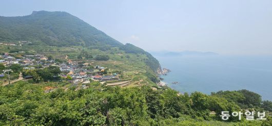 계단식 논과 바다가 어우러지는 남해 다랭이마을.