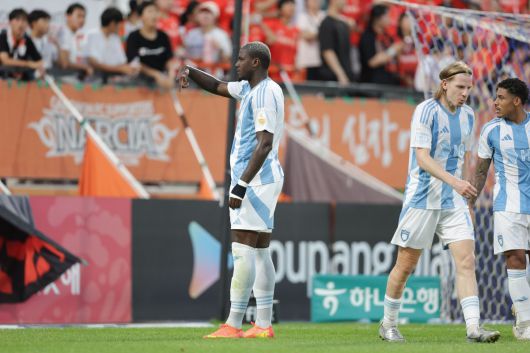 울산 공격수 말컹이 27일 열린 강원과의 방문경기에서 선제골을 넣은 뒤 자신의 트레이드마크인 걸그룹 트와이스의 춤을 따라 하는 세리머니를 하고 있다. 말컹이 K리그 무대에서 득점한 것은 2472일 만이다. 울산은 이날 말컹의 활약에도 불구하고 강원과 2-2로 비겼다. 한국프로축구연맹 제공