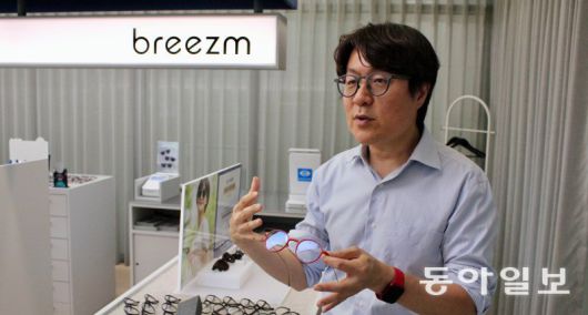브리즘을 만든 박형진 콥틱 창업자가 맞춤형 안경테에 대해 설명하고 있다. 임재호 DBR 인턴 연구원