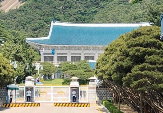 청와대 청기와 색은 날씨에 따라 바뀐다.                          페이지2북스 제공