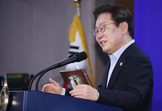 이재명 대통령이 31일 서울 종로구 정부서울청사에서 열린 ‘국민주권시대 공직자의 길’ 고위공직자 워크숍에서 특강하고 있다. (대통령실통신사진기자단) 2025.07.31. 뉴시스