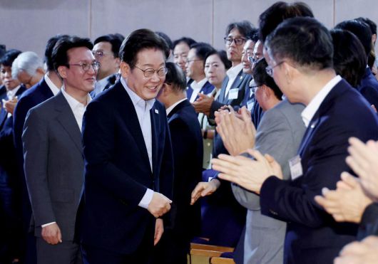 이재명 대통령이 31일 서울 종로구 정부서울청사에서 열린 ‘국민주권시대 공직자의 길’ 고위공직자 워크숍에 입장하고 있다. (대통령실통신사진기자단) 2025.07.31. 뉴시스