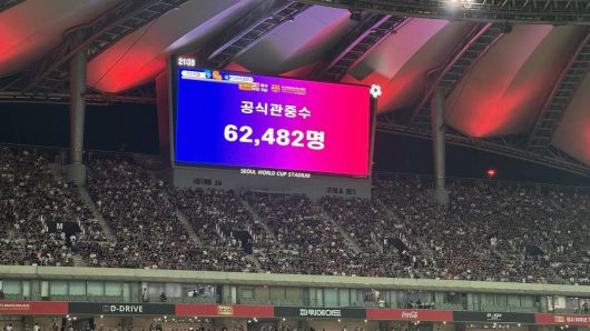 31일 서울월드컵경기장에서 열린 ‘2025 FC바르셀로나 아시아투어-FC서울 친선경기’에 참석한 공식 집계된 관객수는 6만2482명이다. 윤우열 기자 cloudancer@donga.com