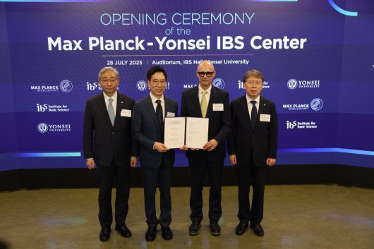 지난달 28일 연세대 IBS관에서 열린 ‘막스플랑크-연세 IBS 센터 개소식’에서 주요 참석자들이 기념사진을 촬영하고 있다. 과학기술정보통신부 제공