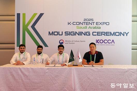 지난달 24일 2025 K 콘텐츠 엑스포가 열린 사우디아라비아 리야드 래디슨 블루 호텔에서 신용수 망그로브 대표(오른쪽)가 사우디 엘리건트 미디어 관계자들과 만나 업무협약(MIOU)을 맺었다.망그로브 제공