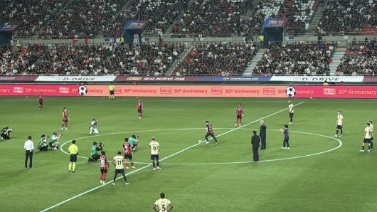 윤홍근 BBQ 회장이 31일 서울월드컵경기장에서 열린 ‘2025 FC바르셀로나 아시아투어-FC서울 친선경기’에서 시축을 하고 있다. 윤우열 기자 cloudancer@donga.com