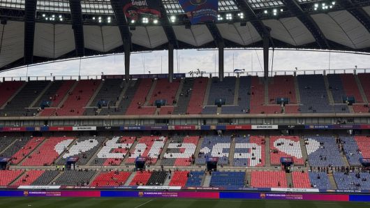 31일 서울월드컵경기장에서 열린 ‘2025 FC바르셀로나 아시아투어-FC서울 친선경기’ 현장. 메인 스폰서인 BBQ의 카드섹션이 준비됐다. 윤우열 기자 cloudancer@donga.com