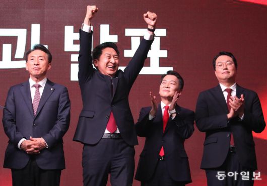 2023년 3월 김기현 당시 국민의힘 신임 당대표(왼쪽 두 번째)가 당 대표 선출 뒤 환호하고 있다. 동아일보 DB